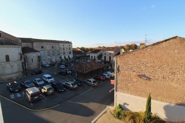 Sainte Livrade sur Lot, IMMEUBLE DE RAPPORT de 423 m2 habitables comprenant 7 lots d'habitation Rentabilité très bonne de 12,10 % avec 34 969 € de loyers bruts annuels avec les 7 logements loués (actuellement 6 logements occupés/7) Les locataires en place , Ste livrade sur lot
