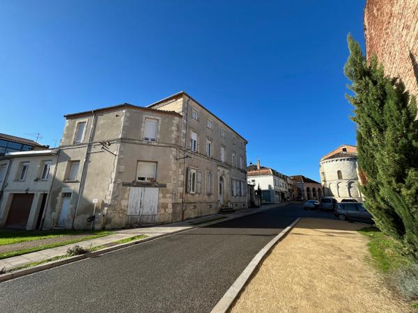Sainte Livrade sur Lot, IMMEUBLE DE RAPPORT de 423 m2 habitables comprenant 7 lots d'habitation Rentabilité très bonne de 12,10 % avec 34 969 € de loyers bruts annuels avec les 7 logements loués (actuellement 6 logements occupés/7) Les locataires en place , Ste livrade sur lot