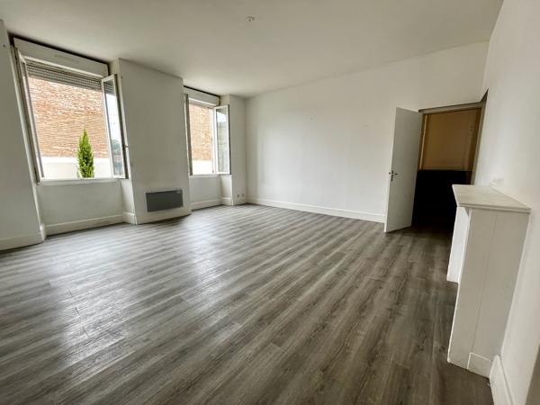 Sainte Livrade sur Lot, IMMEUBLE DE RAPPORT de 423 m2 habitables comprenant 7 lots d'habitation Rentabilité très bonne de 12,10 % avec 34 969 € de loyers bruts annuels avec les 7 logements loués (actuellement 6 logements occupés/7) Les locataires en place , Ste livrade sur lot