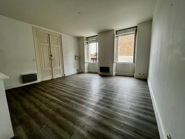 Sainte Livrade sur Lot, IMMEUBLE DE RAPPORT de 423 m2 habitables comprenant 7 lots d'habitation Rentabilité très bonne de 12,10 % avec 34 969 € de loyers bruts annuels avec les 7 logements loués (actuellement 6 logements occupés/7) Les locataires en place , Ste livrade sur lot