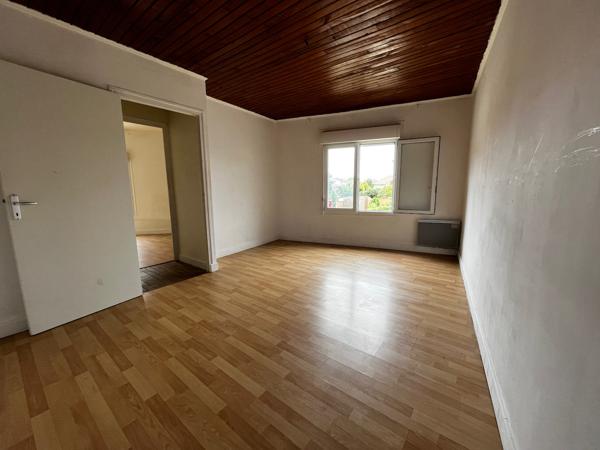 Sainte Livrade sur Lot, IMMEUBLE DE RAPPORT de 423 m2 habitables comprenant 7 lots d'habitation Rentabilité très bonne de 12,10 % avec 34 969 € de loyers bruts annuels avec les 7 logements loués (actuellement 6 logements occupés/7) Les locataires en place , Ste livrade sur lot
