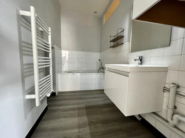 Sainte Livrade sur Lot, IMMEUBLE DE RAPPORT de 423 m2 habitables comprenant 7 lots d'habitation Rentabilité très bonne de 12,10 % avec 34 969 € de loyers bruts annuels avec les 7 logements loués (actuellement 6 logements occupés/7) Les locataires en place , Ste livrade sur lot