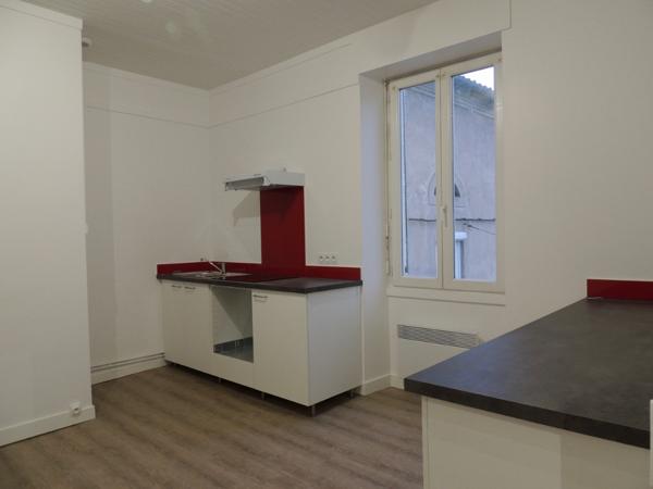 Sainte Livrade sur Lot, IMMEUBLE DE RAPPORT de 423 m2 habitables comprenant 7 lots d'habitation Rentabilité très bonne de 12,10 % avec 34 969 € de loyers bruts annuels avec les 7 logements loués (actuellement 6 logements occupés/7) Les locataires en place , Ste livrade sur lot