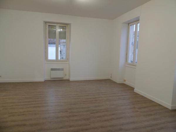 Sainte Livrade sur Lot, IMMEUBLE DE RAPPORT de 423 m2 habitables comprenant 7 lots d'habitation Rentabilité très bonne de 12,10 % avec 34 969 € de loyers bruts annuels avec les 7 logements loués (actuellement 6 logements occupés/7) Les locataires en place , Ste livrade sur lot