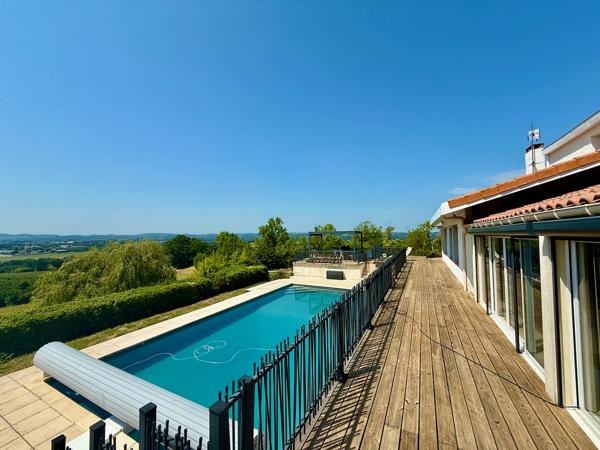 Maison Pujols 200m2 AVEC PISCINE ET VUE. Vous recherchez de la vue au calme dans un des plus beaux villages de France ? Ne cherchez plus cette maison est pour vous. A Pujols au calme en impasse cette maison de 200m2 va vous séduire par ces beaux volumes, , Pujols