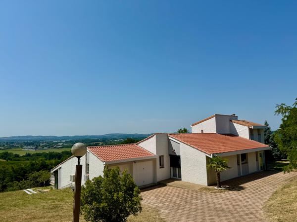 Maison Pujols 200m2 AVEC PISCINE ET VUE. Vous recherchez de la vue au calme dans un des plus beaux villages de France ? Ne cherchez plus cette maison est pour vous. A Pujols au calme en impasse cette maison de 200m2 va vous séduire par ces beaux volumes, , Pujols