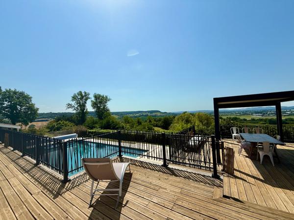 Maison Pujols 200m2 AVEC PISCINE ET VUE. Vous recherchez de la vue au calme dans un des plus beaux villages de France ? Ne cherchez plus cette maison est pour vous. A Pujols au calme en impasse cette maison de 200m2 va vous séduire par ces beaux volumes, , Pujols