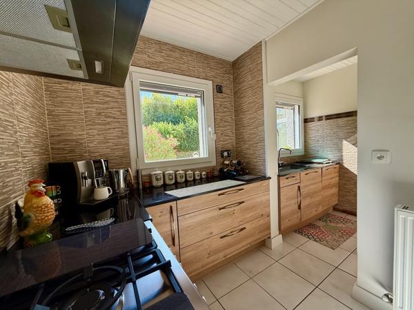Maison Pujols 200m2 AVEC PISCINE ET VUE. Vous recherchez de la vue au calme dans un des plus beaux villages de France ? Ne cherchez plus cette maison est pour vous. A Pujols au calme en impasse cette maison de 200m2 va vous séduire par ces beaux volumes, , Pujols