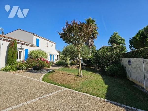 A vendre en Charente Maritime, Le GUA ,Maison contemporaine comprenant : au rez-de-chaussée :  ...