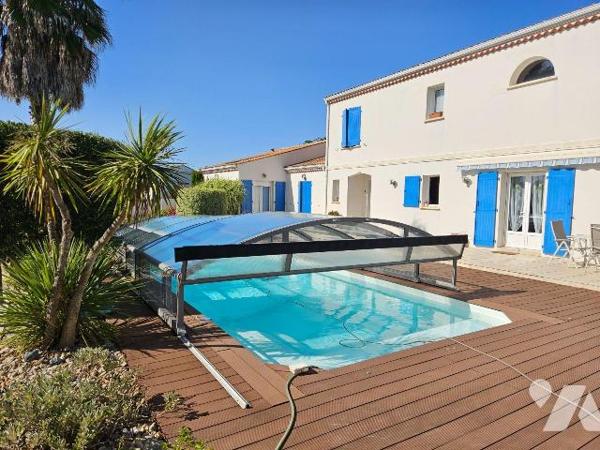 A vendre en Charente Maritime, Le GUA ,Maison contemporaine comprenant : au rez-de-chaussée :  ...