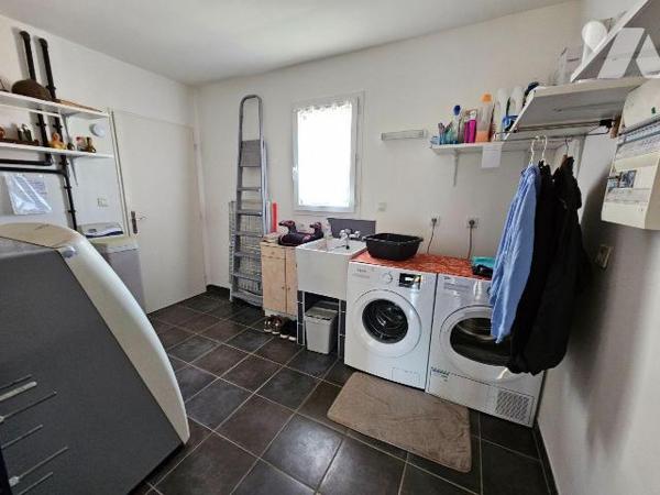 A vendre en Charente Maritime, Le GUA ,Maison contemporaine comprenant : au rez-de-chaussée :  ...