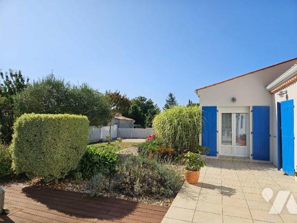 A vendre en Charente Maritime, Le GUA ,Maison contemporaine comprenant : au rez-de-chaussée :  ...