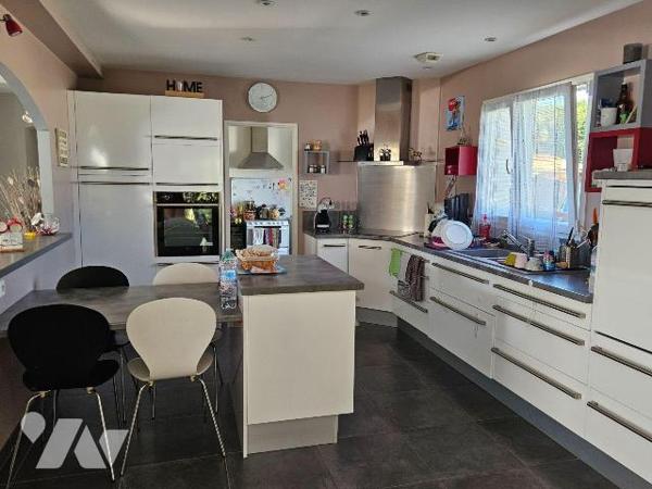 A vendre en Charente Maritime, Le GUA ,Maison contemporaine comprenant : au rez-de-chaussée :  ...