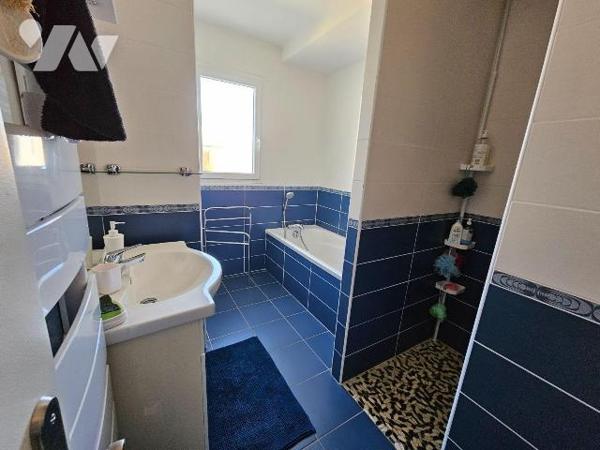 A vendre en Charente Maritime, Le GUA ,Maison contemporaine comprenant : au rez-de-chaussée :  ...