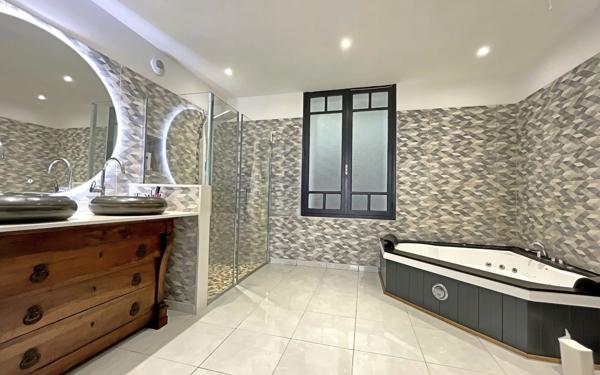 Appartement à vendre    5 pièces • 203 m2 Cazères