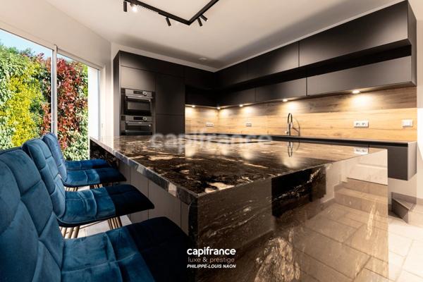 A 5 MINUTES DE LA PLACE DE LA REPUBLIQUE, PRESTIGIEUSE DEMEURE DE STYLE CONTEMPORAIN !