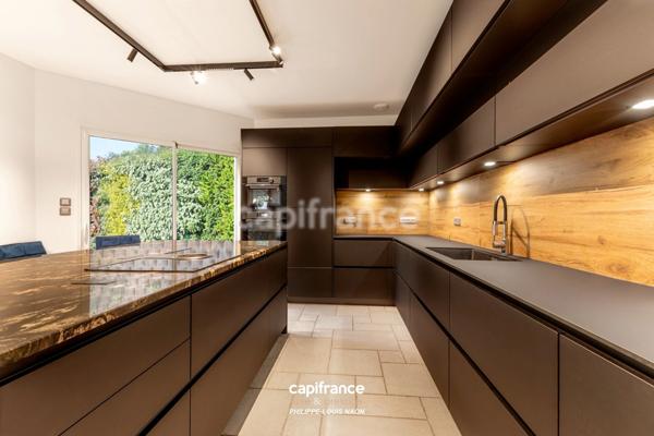 A 5 MINUTES DE LA PLACE DE LA REPUBLIQUE, PRESTIGIEUSE DEMEURE DE STYLE CONTEMPORAIN !