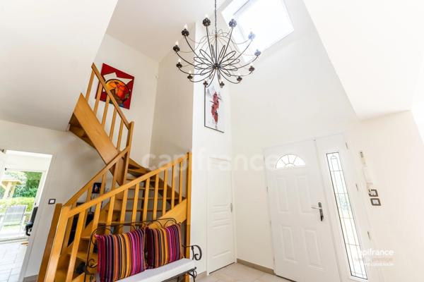 A 5 MINUTES DE LA PLACE DE LA REPUBLIQUE, PRESTIGIEUSE DEMEURE DE STYLE CONTEMPORAIN !