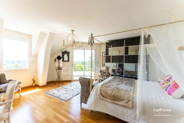 A 5 MINUTES DE LA PLACE DE LA REPUBLIQUE, PRESTIGIEUSE DEMEURE DE STYLE CONTEMPORAIN !