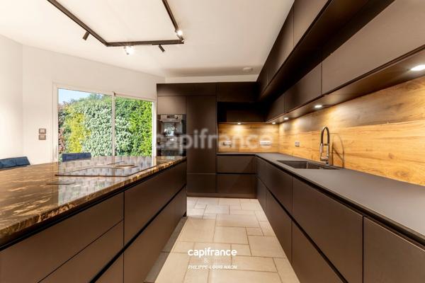 A 5 MINUTES DE LA PLACE DE LA REPUBLIQUE, PRESTIGIEUSE DEMEURE DE STYLE CONTEMPORAIN !