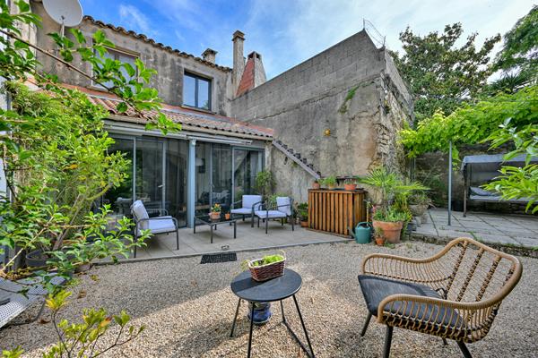 Maison de village de caractère : voûtes, jardin intimiste et grange à aménager