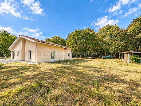 Vous rêvez d’une maison familiale entourée de verdure, au calme et en lisière de forêt ? Elle est peut-être sous vos yeux.

Implantée en seconde ligne sur une superbe parcelle arborée de 2 200 m², cette maison de plain-pied de 129 m² offre un cadre de vie privilégié et un beau potentiel d’aménagement.

Une grande entrée dessert un premier espace comprenant une chambre avec une grande baie vitrée, ainsi qu’un espace buanderie.
La maison s’ouvre ensuite sur une agréable pièce de vie de 53m2 composée d’un salon et d’une cuisine semi-ouverte. 
L’espace nuit accueille trois chambres supplémentaires, une salle de bains ainsi que des WC indépendants.
Un rafraîchissement intérieur et l’installation d’une cuisine permettront de repenser la maison à votre goût et de révéler tout son potentiel. 

À l’extérieur, les volumes et la configuration du terrain permettent de nombreux projets : les deux terrasses existantes peuvent être aménagées pour créer de véritables espaces de vie tournés vers le jardin et la forêt. Le terrain est piscinable, offrant la possibilité d’imaginer un bel espace piscine dans cet environnement verdoyant.
Un véritable atout complète la propriété : un garage double indépendant d’environ 52 m², fermé, disposant également d’une mezzanine. Espace de stationnement, de rangement ou d’atelier ? à vous d'imaginer...