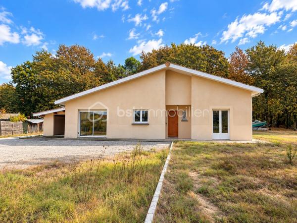 Vous rêvez d’une maison familiale entourée de verdure, au calme et en lisière de forêt ? Elle est peut-être sous vos yeux.

Implantée en seconde ligne sur une superbe parcelle arborée de 2 200 m², cette maison de plain-pied de 129 m² offre un cadre de vie privilégié et un beau potentiel d’aménagement.

Une grande entrée dessert un premier espace comprenant une chambre avec une grande baie vitrée, ainsi qu’un espace buanderie.
La maison s’ouvre ensuite sur une agréable pièce de vie de 53m2 composée d’un salon et d’une cuisine semi-ouverte. 
L’espace nuit accueille trois chambres supplémentaires, une salle de bains ainsi que des WC indépendants.
Un rafraîchissement intérieur et l’installation d’une cuisine permettront de repenser la maison à votre goût et de révéler tout son potentiel. 

À l’extérieur, les volumes et la configuration du terrain permettent de nombreux projets : les deux terrasses existantes peuvent être aménagées pour créer de véritables espaces de vie tournés vers le jardin et la forêt. Le terrain est piscinable, offrant la possibilité d’imaginer un bel espace piscine dans cet environnement verdoyant.
Un véritable atout complète la propriété : un garage double indépendant d’environ 52 m², fermé, disposant également d’une mezzanine. Espace de stationnement, de rangement ou d’atelier ? à vous d'imaginer...