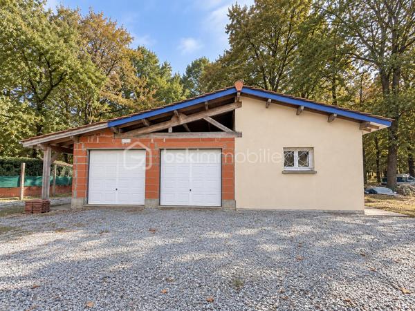 Vous rêvez d’une maison familiale entourée de verdure, au calme et en lisière de forêt ? Elle est peut-être sous vos yeux.

Implantée en seconde ligne sur une superbe parcelle arborée de 2 200 m², cette maison de plain-pied de 129 m² offre un cadre de vie privilégié et un beau potentiel d’aménagement.

Une grande entrée dessert un premier espace comprenant une chambre avec une grande baie vitrée, ainsi qu’un espace buanderie.
La maison s’ouvre ensuite sur une agréable pièce de vie de 53m2 composée d’un salon et d’une cuisine semi-ouverte. 
L’espace nuit accueille trois chambres supplémentaires, une salle de bains ainsi que des WC indépendants.
Un rafraîchissement intérieur et l’installation d’une cuisine permettront de repenser la maison à votre goût et de révéler tout son potentiel. 

À l’extérieur, les volumes et la configuration du terrain permettent de nombreux projets : les deux terrasses existantes peuvent être aménagées pour créer de véritables espaces de vie tournés vers le jardin et la forêt. Le terrain est piscinable, offrant la possibilité d’imaginer un bel espace piscine dans cet environnement verdoyant.
Un véritable atout complète la propriété : un garage double indépendant d’environ 52 m², fermé, disposant également d’une mezzanine. Espace de stationnement, de rangement ou d’atelier ? à vous d'imaginer...