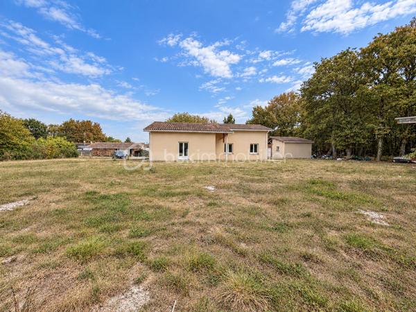 Vous rêvez d’une maison familiale entourée de verdure, au calme et en lisière de forêt ? Elle est peut-être sous vos yeux.

Implantée en seconde ligne sur une superbe parcelle arborée de 2 200 m², cette maison de plain-pied de 129 m² offre un cadre de vie privilégié et un beau potentiel d’aménagement.

Une grande entrée dessert un premier espace comprenant une chambre avec une grande baie vitrée, ainsi qu’un espace buanderie.
La maison s’ouvre ensuite sur une agréable pièce de vie de 53m2 composée d’un salon et d’une cuisine semi-ouverte. 
L’espace nuit accueille trois chambres supplémentaires, une salle de bains ainsi que des WC indépendants.
Un rafraîchissement intérieur et l’installation d’une cuisine permettront de repenser la maison à votre goût et de révéler tout son potentiel. 

À l’extérieur, les volumes et la configuration du terrain permettent de nombreux projets : les deux terrasses existantes peuvent être aménagées pour créer de véritables espaces de vie tournés vers le jardin et la forêt. Le terrain est piscinable, offrant la possibilité d’imaginer un bel espace piscine dans cet environnement verdoyant.
Un véritable atout complète la propriété : un garage double indépendant d’environ 52 m², fermé, disposant également d’une mezzanine. Espace de stationnement, de rangement ou d’atelier ? à vous d'imaginer...