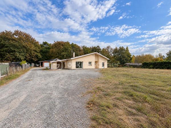 Vous rêvez d’une maison familiale entourée de verdure, au calme et en lisière de forêt ? Elle est peut-être sous vos yeux.

Implantée en seconde ligne sur une superbe parcelle arborée de 2 200 m², cette maison de plain-pied de 129 m² offre un cadre de vie privilégié et un beau potentiel d’aménagement.

Une grande entrée dessert un premier espace comprenant une chambre avec une grande baie vitrée, ainsi qu’un espace buanderie.
La maison s’ouvre ensuite sur une agréable pièce de vie de 53m2 composée d’un salon et d’une cuisine semi-ouverte. 
L’espace nuit accueille trois chambres supplémentaires, une salle de bains ainsi que des WC indépendants.
Un rafraîchissement intérieur et l’installation d’une cuisine permettront de repenser la maison à votre goût et de révéler tout son potentiel. 

À l’extérieur, les volumes et la configuration du terrain permettent de nombreux projets : les deux terrasses existantes peuvent être aménagées pour créer de véritables espaces de vie tournés vers le jardin et la forêt. Le terrain est piscinable, offrant la possibilité d’imaginer un bel espace piscine dans cet environnement verdoyant.
Un véritable atout complète la propriété : un garage double indépendant d’environ 52 m², fermé, disposant également d’une mezzanine. Espace de stationnement, de rangement ou d’atelier ? à vous d'imaginer...