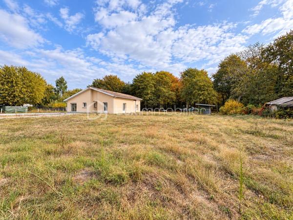 Vous rêvez d’une maison familiale entourée de verdure, au calme et en lisière de forêt ? Elle est peut-être sous vos yeux.

Implantée en seconde ligne sur une superbe parcelle arborée de 2 200 m², cette maison de plain-pied de 129 m² offre un cadre de vie privilégié et un beau potentiel d’aménagement.

Une grande entrée dessert un premier espace comprenant une chambre avec une grande baie vitrée, ainsi qu’un espace buanderie.
La maison s’ouvre ensuite sur une agréable pièce de vie de 53m2 composée d’un salon et d’une cuisine semi-ouverte. 
L’espace nuit accueille trois chambres supplémentaires, une salle de bains ainsi que des WC indépendants.
Un rafraîchissement intérieur et l’installation d’une cuisine permettront de repenser la maison à votre goût et de révéler tout son potentiel. 

À l’extérieur, les volumes et la configuration du terrain permettent de nombreux projets : les deux terrasses existantes peuvent être aménagées pour créer de véritables espaces de vie tournés vers le jardin et la forêt. Le terrain est piscinable, offrant la possibilité d’imaginer un bel espace piscine dans cet environnement verdoyant.
Un véritable atout complète la propriété : un garage double indépendant d’environ 52 m², fermé, disposant également d’une mezzanine. Espace de stationnement, de rangement ou d’atelier ? à vous d'imaginer...
