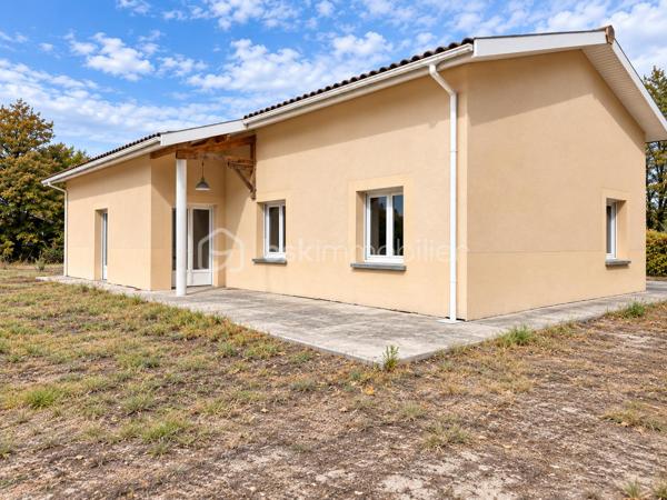 Vous rêvez d’une maison familiale entourée de verdure, au calme et en lisière de forêt ? Elle est peut-être sous vos yeux.

Implantée en seconde ligne sur une superbe parcelle arborée de 2 200 m², cette maison de plain-pied de 129 m² offre un cadre de vie privilégié et un beau potentiel d’aménagement.

Une grande entrée dessert un premier espace comprenant une chambre avec une grande baie vitrée, ainsi qu’un espace buanderie.
La maison s’ouvre ensuite sur une agréable pièce de vie de 53m2 composée d’un salon et d’une cuisine semi-ouverte. 
L’espace nuit accueille trois chambres supplémentaires, une salle de bains ainsi que des WC indépendants.
Un rafraîchissement intérieur et l’installation d’une cuisine permettront de repenser la maison à votre goût et de révéler tout son potentiel. 

À l’extérieur, les volumes et la configuration du terrain permettent de nombreux projets : les deux terrasses existantes peuvent être aménagées pour créer de véritables espaces de vie tournés vers le jardin et la forêt. Le terrain est piscinable, offrant la possibilité d’imaginer un bel espace piscine dans cet environnement verdoyant.
Un véritable atout complète la propriété : un garage double indépendant d’environ 52 m², fermé, disposant également d’une mezzanine. Espace de stationnement, de rangement ou d’atelier ? à vous d'imaginer...