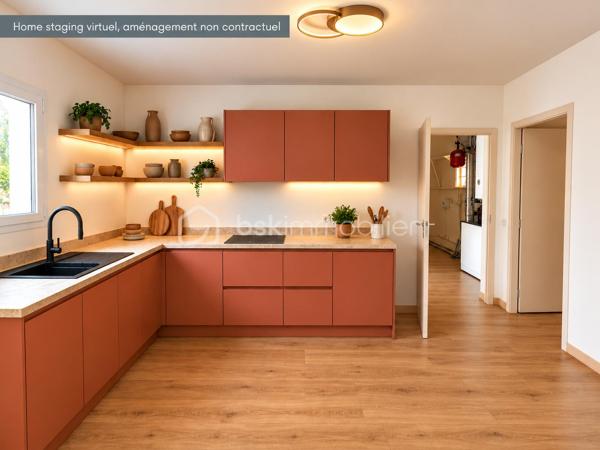Vous rêvez d’une maison familiale entourée de verdure, au calme et en lisière de forêt ? Elle est peut-être sous vos yeux.

Implantée en seconde ligne sur une superbe parcelle arborée de 2 200 m², cette maison de plain-pied de 129 m² offre un cadre de vie privilégié et un beau potentiel d’aménagement.

Une grande entrée dessert un premier espace comprenant une chambre avec une grande baie vitrée, ainsi qu’un espace buanderie.
La maison s’ouvre ensuite sur une agréable pièce de vie de 53m2 composée d’un salon et d’une cuisine semi-ouverte. 
L’espace nuit accueille trois chambres supplémentaires, une salle de bains ainsi que des WC indépendants.
Un rafraîchissement intérieur et l’installation d’une cuisine permettront de repenser la maison à votre goût et de révéler tout son potentiel. 

À l’extérieur, les volumes et la configuration du terrain permettent de nombreux projets : les deux terrasses existantes peuvent être aménagées pour créer de véritables espaces de vie tournés vers le jardin et la forêt. Le terrain est piscinable, offrant la possibilité d’imaginer un bel espace piscine dans cet environnement verdoyant.
Un véritable atout complète la propriété : un garage double indépendant d’environ 52 m², fermé, disposant également d’une mezzanine. Espace de stationnement, de rangement ou d’atelier ? à vous d'imaginer...