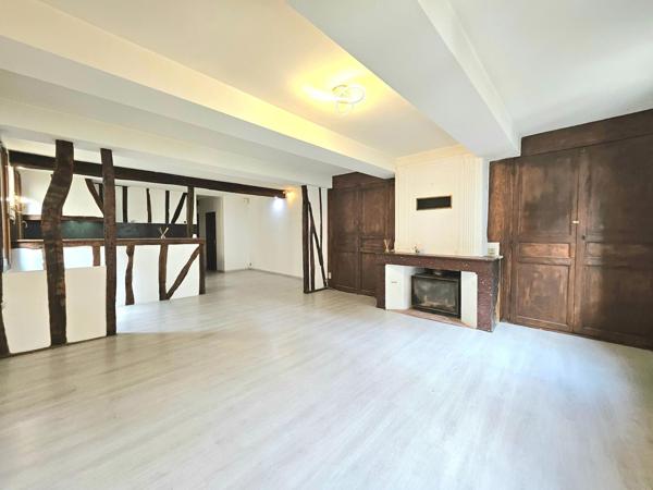 IMMEUBLE AVEC APPARTEMENT, LOCAL COMMERCIAL ET CAVE