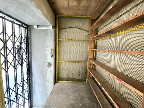 IMMEUBLE AVEC APPARTEMENT, LOCAL COMMERCIAL ET CAVE