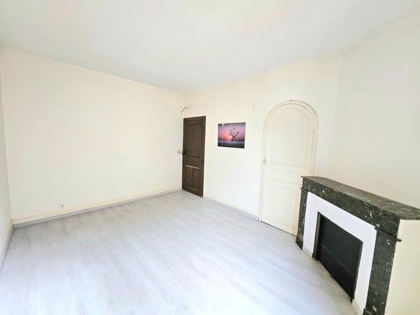 IMMEUBLE AVEC APPARTEMENT, LOCAL COMMERCIAL ET CAVE