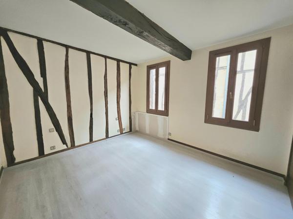 IMMEUBLE AVEC APPARTEMENT, LOCAL COMMERCIAL ET CAVE