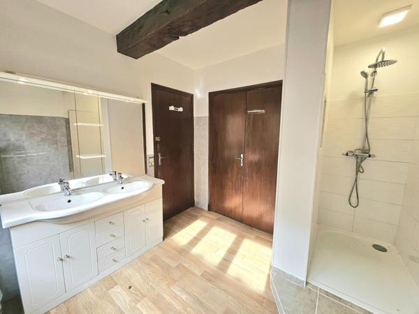 IMMEUBLE AVEC APPARTEMENT, LOCAL COMMERCIAL ET CAVE