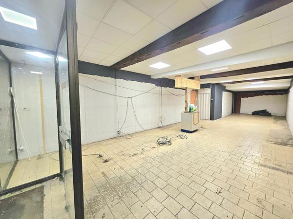 IMMEUBLE AVEC APPARTEMENT, LOCAL COMMERCIAL ET CAVE