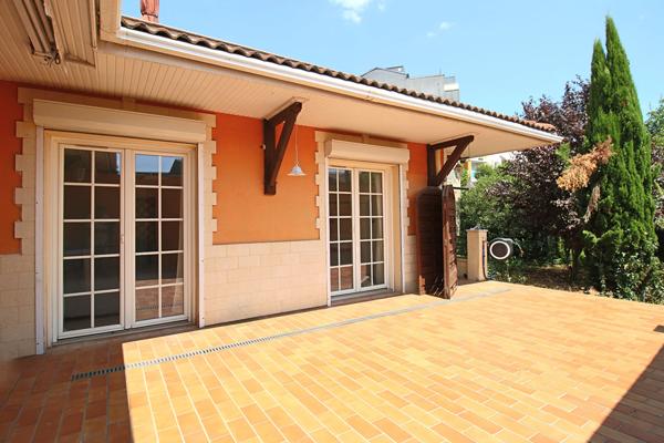 Chambre dans une maison de 2 chambres avec Terrasse et Jardin