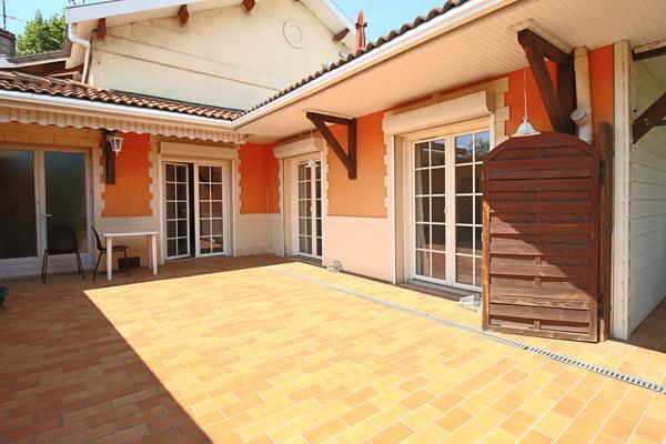 Chambre dans une maison de 2 chambres avec Terrasse et Jardin