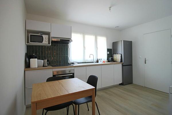 Chambre dans une maison de 2 chambres avec Terrasse et Jardin
