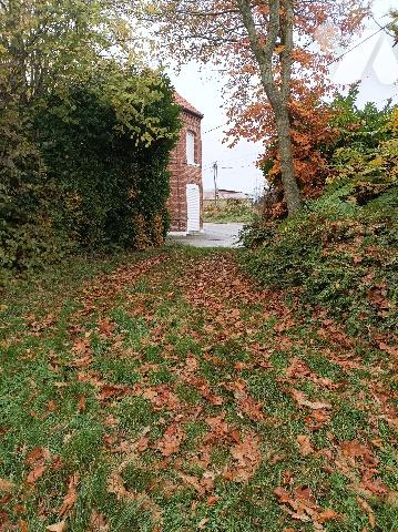 Dans village recherché, terrain à bâtir, plat, avec grande façade, proximité immédiate de l'A26.