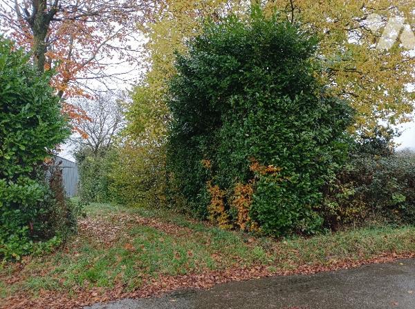 Dans village recherché, terrain à bâtir, plat, avec grande façade, proximité immédiate de l'A26.