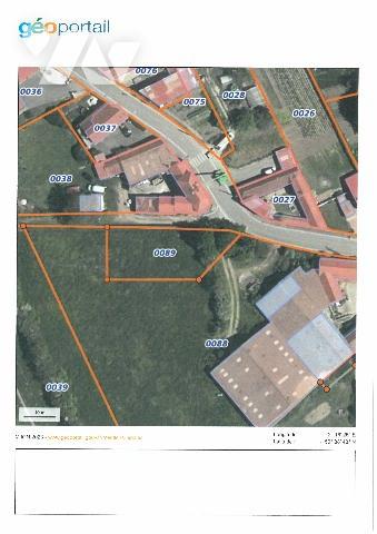 Dans village recherché, terrain à bâtir, plat, avec grande façade, proximité immédiate de l'A26.