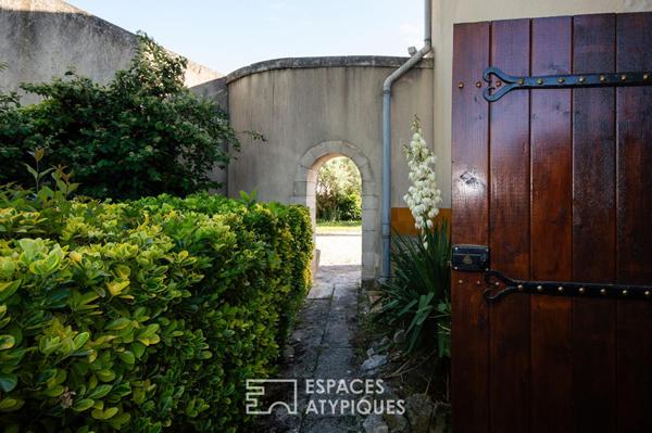 Demeure de caractère : Le charme de l’ancien avec une tour en pierres apparentes