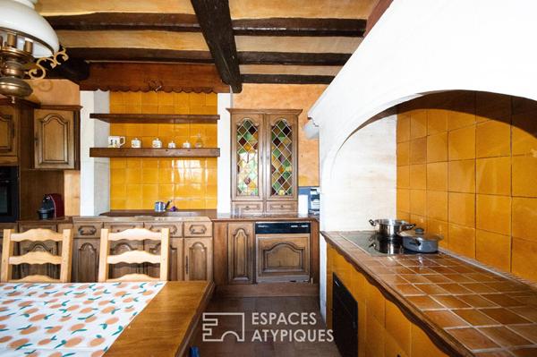 Demeure de caractère : Le charme de l’ancien avec une tour en pierres apparentes
