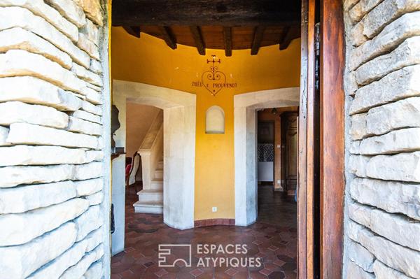 Demeure de caractère : Le charme de l’ancien avec une tour en pierres apparentes