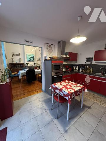 Appartement 2 chambres, un séjour, une cuisine équipée, avec joli jardin et son annexe privée