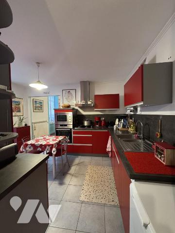 Appartement 2 chambres, un séjour, une cuisine équipée, avec joli jardin et son annexe privée
